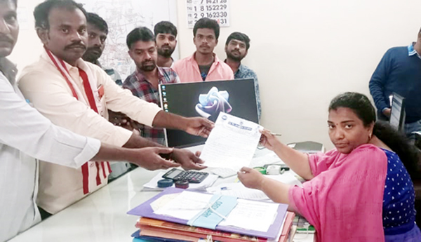 పింఛన్లు తొలగించొద్దంటూ కమిషనర్‌కు వినతి