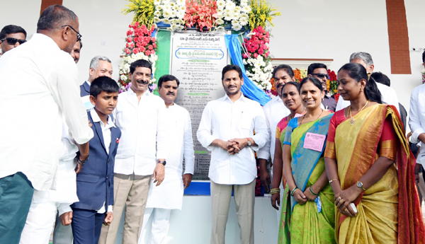అభివృద్ధి పనులను ప్రారంభించిన సిఎం