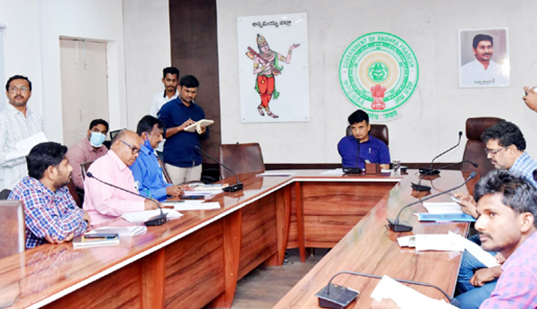 పేదల ఇళ్ల నిర్మాణాలు చురుగ్గా జరగాలి : కలెక్టర్‌