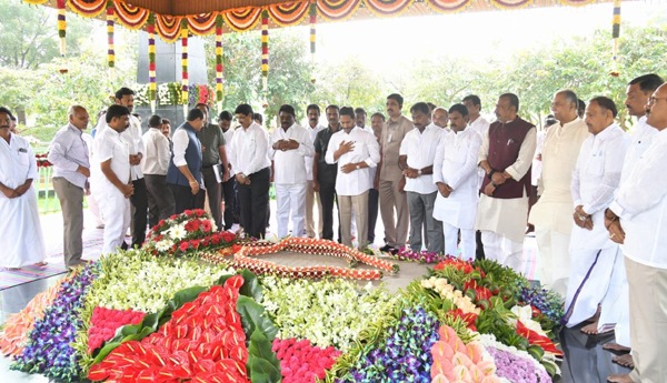 వైఎస్‌ఆర్‌కు సిఎం జగన్‌ ఘన నివాళి