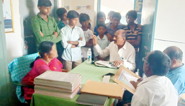 విద్యార్థులను ఇబ్బందులకు గురిచేస్తే చర్యలు