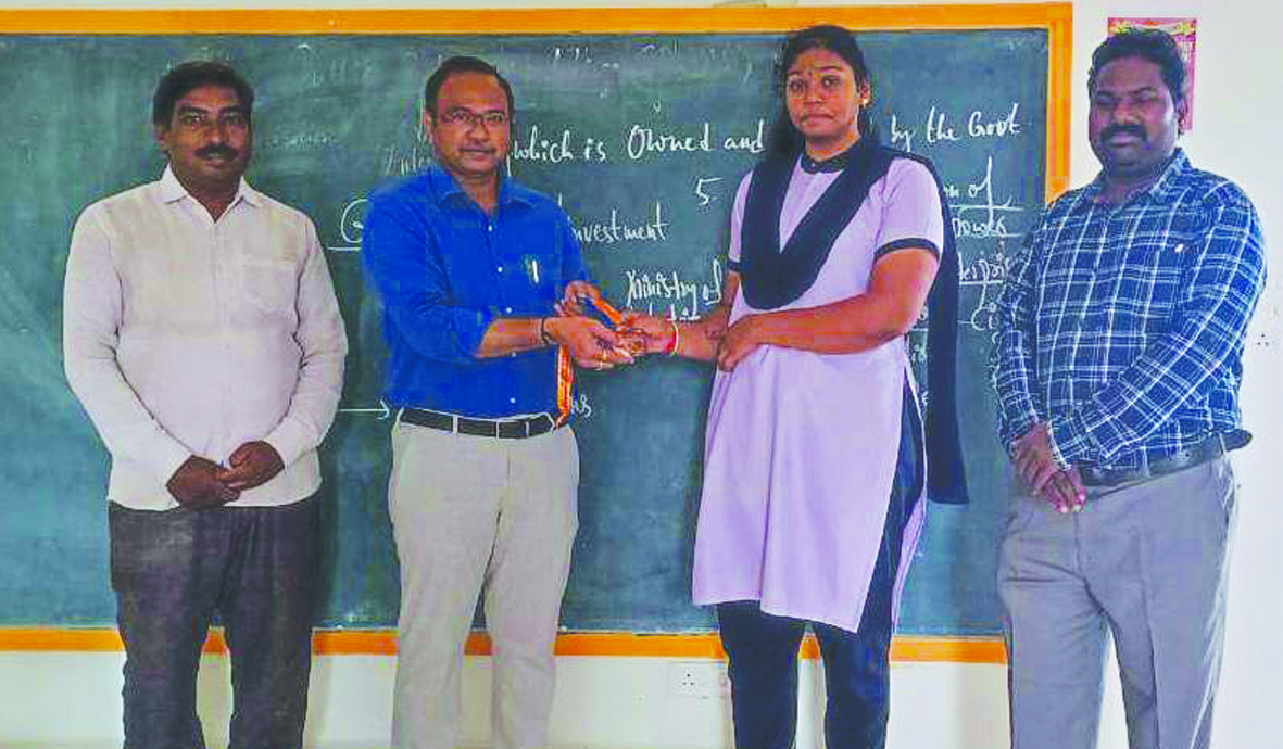 వెయిట్‌ లిఫ్టింగ్‌లో 'ఎన్‌ఆర్‌ఐ' విద్యార్థికి పతకాలు