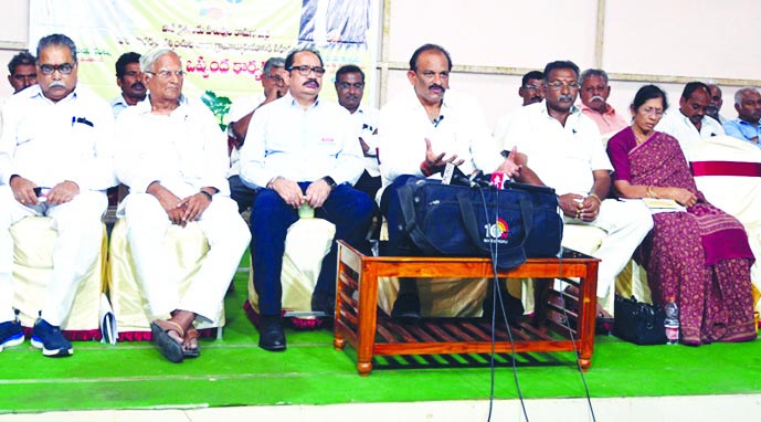 పాడి రైతులకు పాల సేకరణ ధర పెంపు