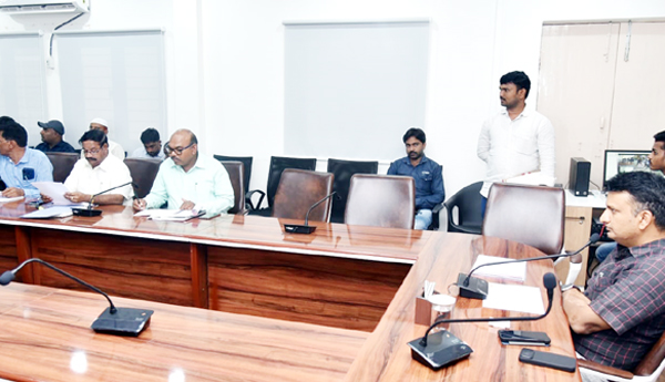 ఇళ్ల నిర్మాణాలను వేగవంతం చేయాలి : కలెక్టర్‌