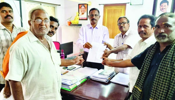 నిర్వాసితుల సమస్యలపై ఆర్‌డిఒకు వినతి