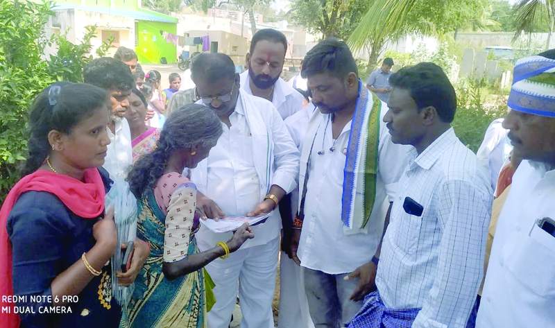   అమరాపురంలో మహిళతో మాట్లాడుతున్న ఎమ్మెల్యే తిప్పేస్వామి