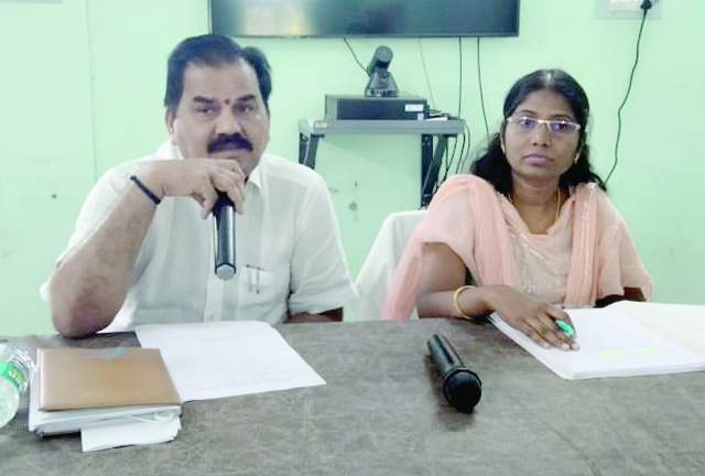 రైతులతో మాట్లాడుతున్న ఆర్డీవో తిప్పేనాయక్‌
