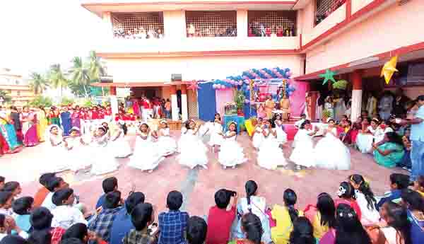 పాఠశాలల్లో క్రిస్మస్‌ వేడుకలు