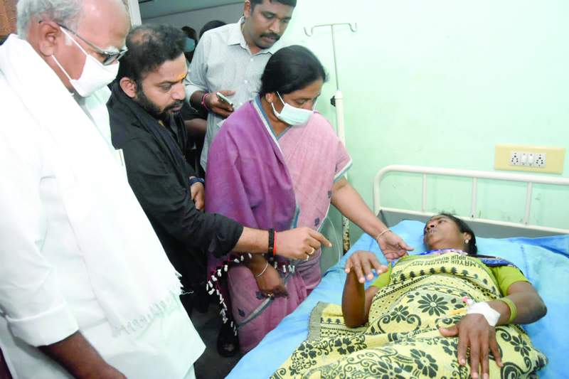   బాధితురాలిని పరామర్శిస్తున్న మాజీమంత్రి పరిటాల సునీత
