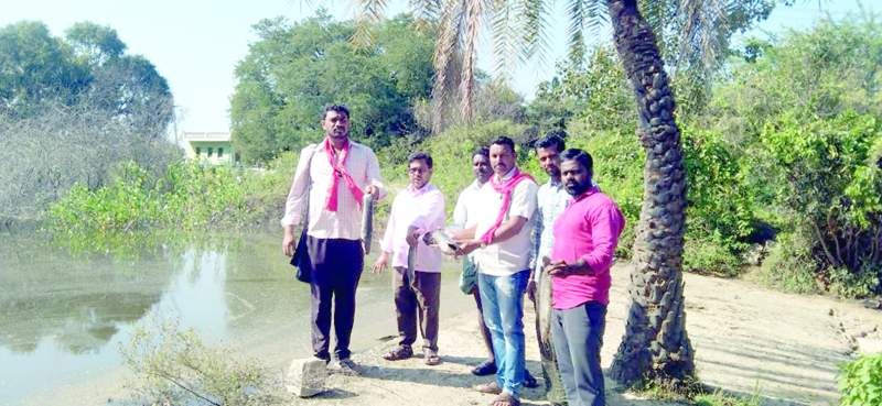   చెరువును పరిశీలిస్తున్న చేస్తున్న సిపిఎం నాయకులు