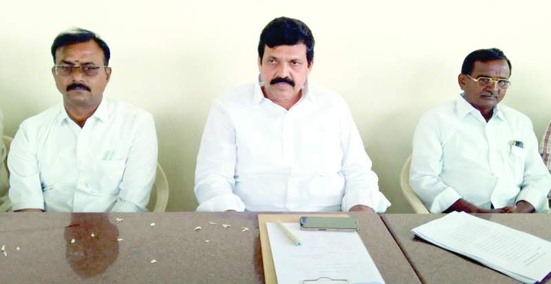   విలేఖరులతో మాట్లాడుతున్న మాజీ ఎమ్మెల్యే గోనుగుంట్ల