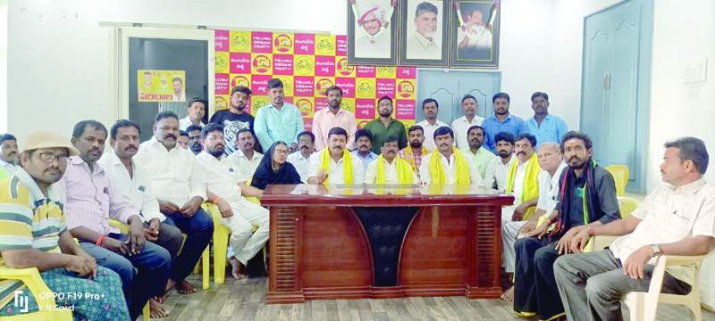   విలేఖరులతో మాట్లాడుతున్న టిడిసి వడ్డెర సాధికార సమితి రాష్ట్ర కన్వీనర్‌ వడ్డే వెంకట్‌, నాయకులు