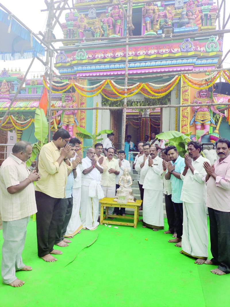   మార్కెండేయ, శివలింగ 108 కిలోల పంచలోహ ఉత్సవ విగ్రహాలను బకరిస్తున్నదాతలు