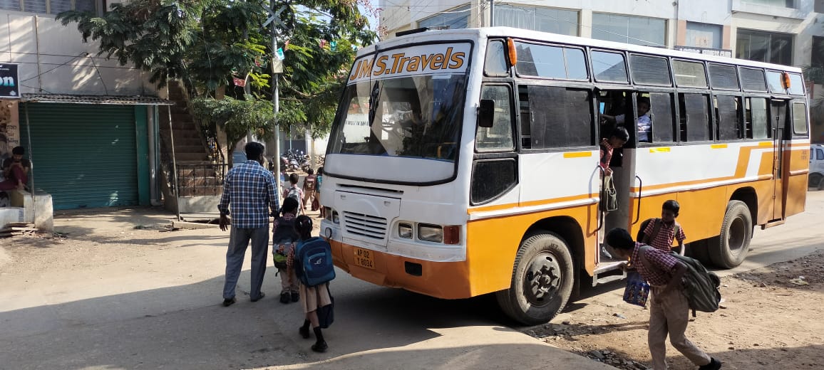 అద్దె బస్సులో విద్యార్థుల తరలింపు..!