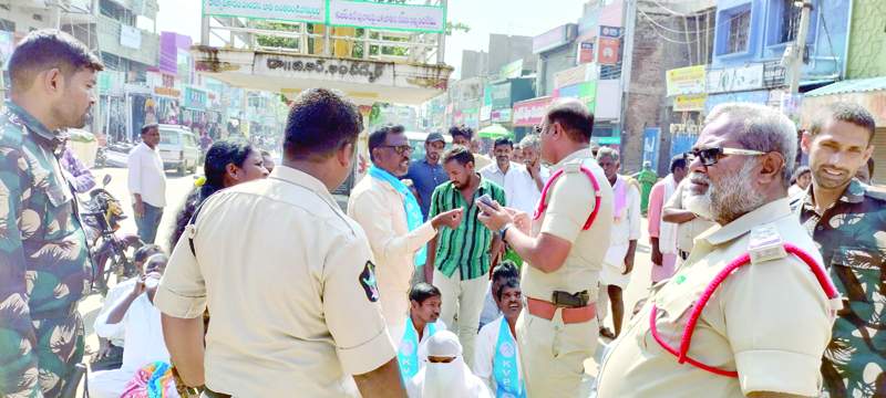   ఆందోళన చేస్తున్న వారితో మాట్లాడుతున్న సిఐ ఇస్మాయిల్‌