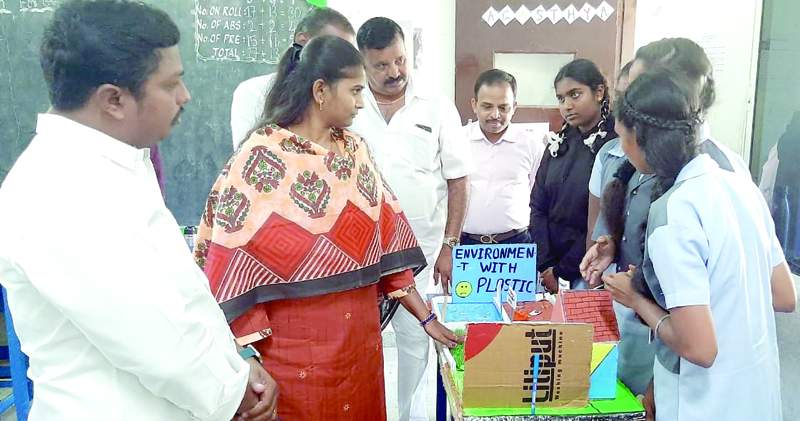  విద్యార్థుల నమూనాలను పరిశీలిస్తున్న మున్సిపల్‌ ఛైర్‌పర్సన్‌ ఇంద్రజ