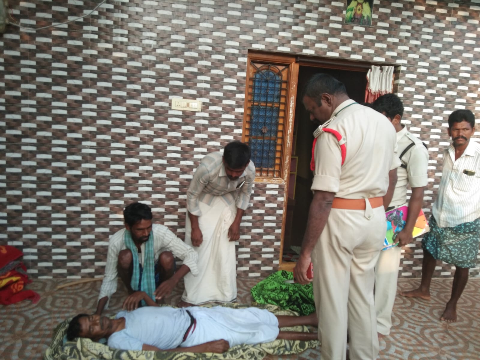 అప్పుల బాధ తాళలేక రైతు ఆత్మహత్య