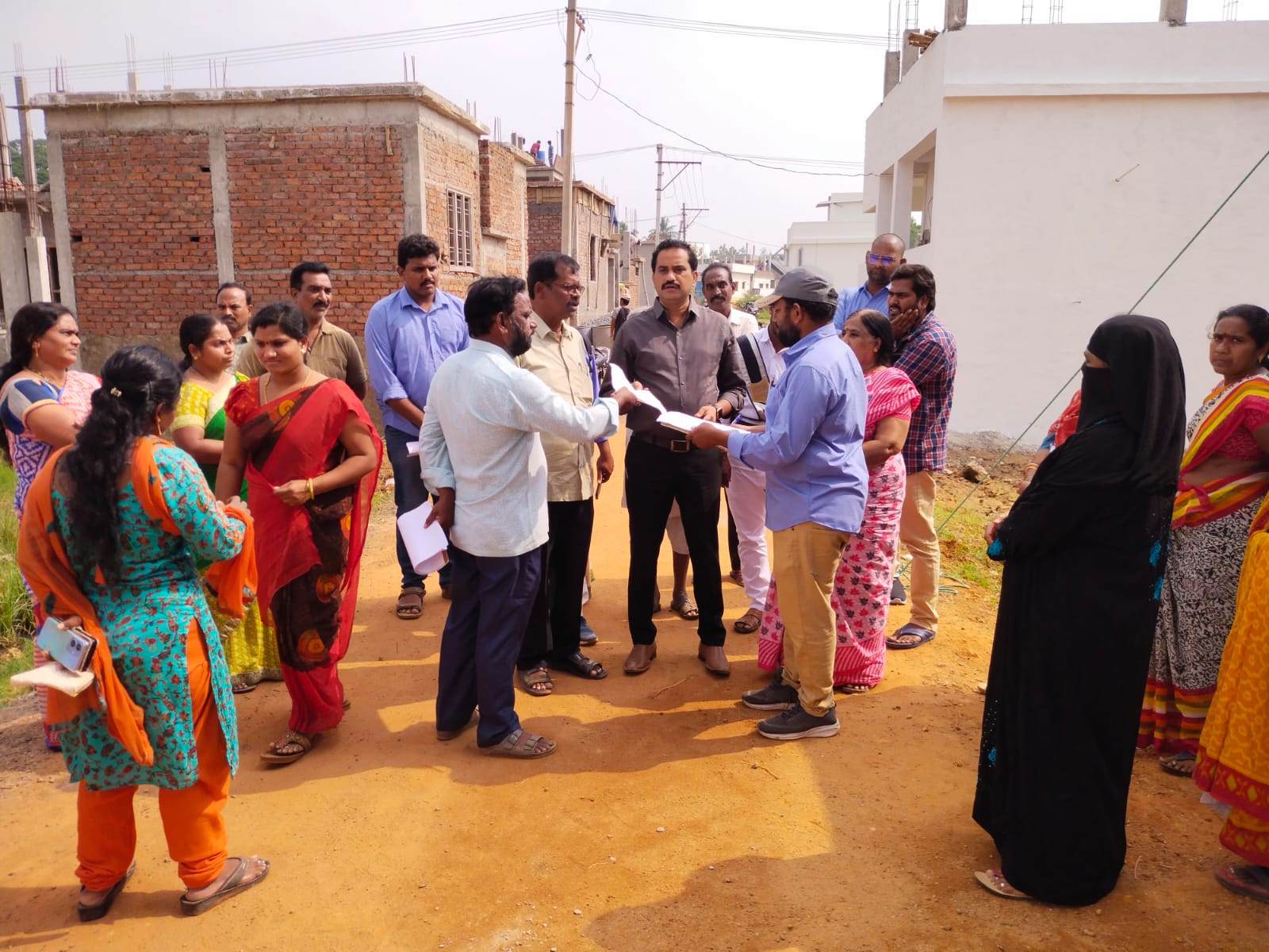 యుద్ధప్రాతిపదికన జగనన్న ఇళ్లు - ఏలూరు నగర కమిషనర్‌ షేక్‌ షాహిద్‌