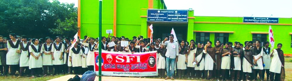 వసతి, విద్యా దీవెన విడుదల చేయాలని ధర్నా