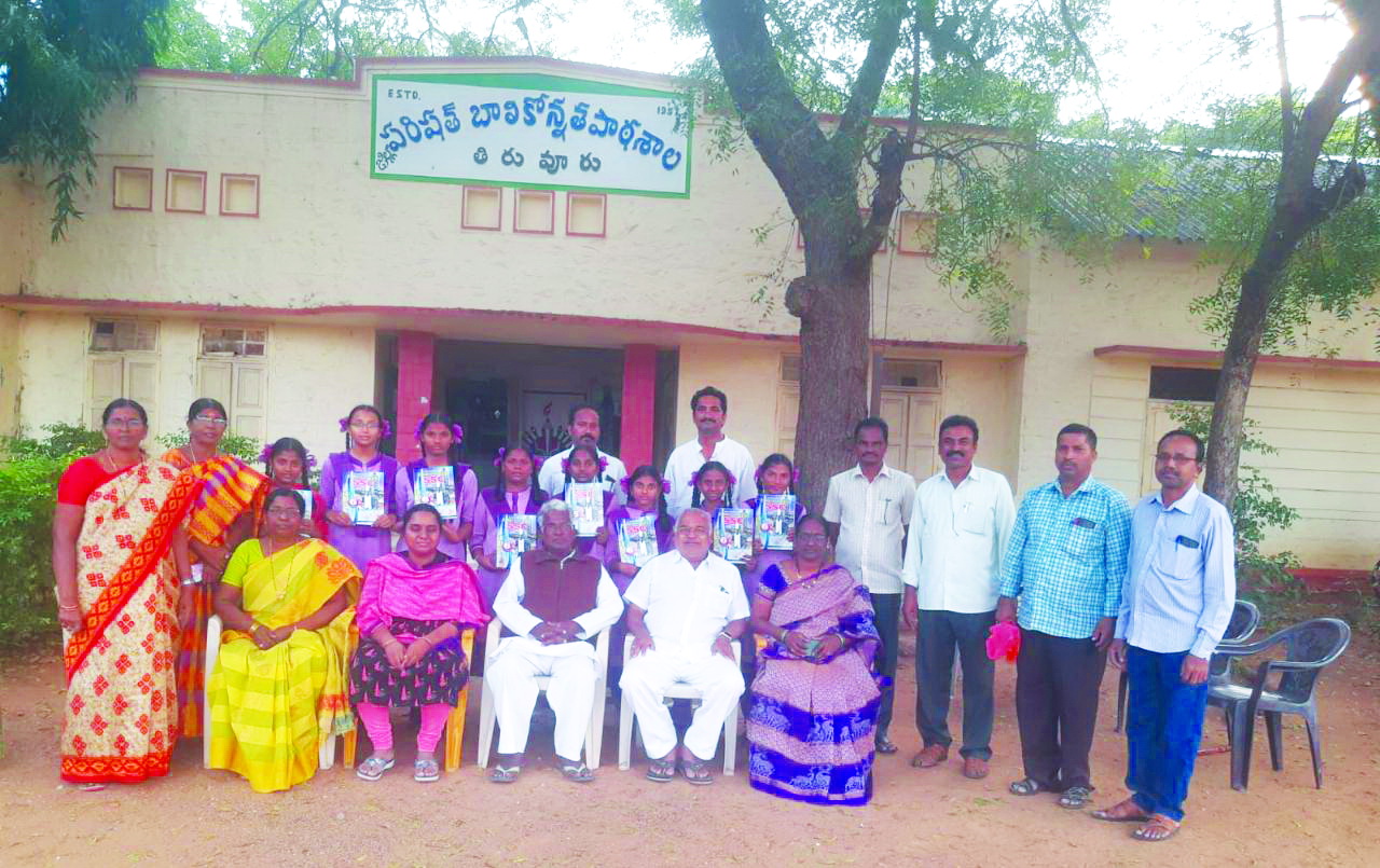 టెన్త్‌ విద్యార్థులకు స్టడీ మెటీరియల్‌ పంపిణీ