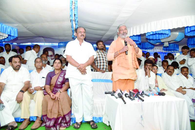 సమావేశంలో మాట్లాడుతున్న మంత్రి పెద్దిరెడ్డి రామచంద్రారెడ్డి
