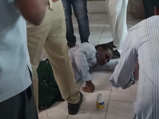 అధికారుల ఎదుటే రైతు ఆత్మహత్యాయత్నం