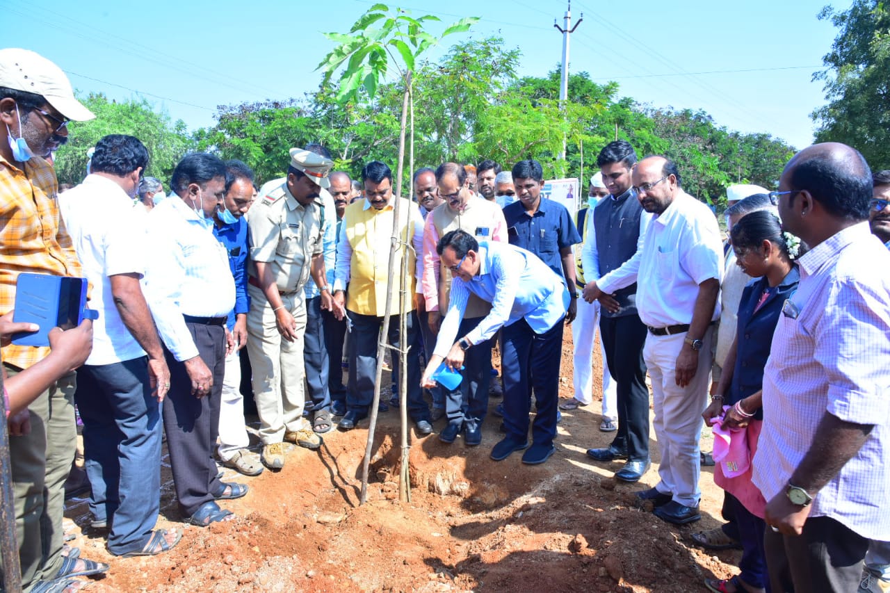 బాధ్యతగా మొక్కలను నాటుదాం : కలెక్టర్‌ పి.బసంత్‌ కుమార్‌