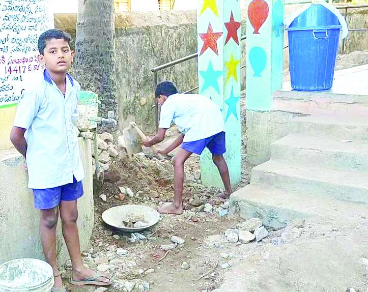 విద్యార్థులతో నాడు-నేడు పనులు