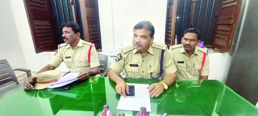   నిందితుడి వివరాలు వెల్లడిస్తున్న డీఎస్పీ హుస్సేన్‌పీరా