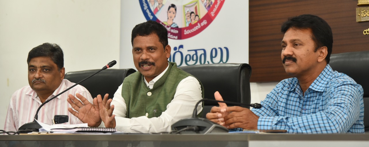 జిల్లాను అగ్రగామిగా నిలిపేందుకు కృషి :కలెక్టర్‌