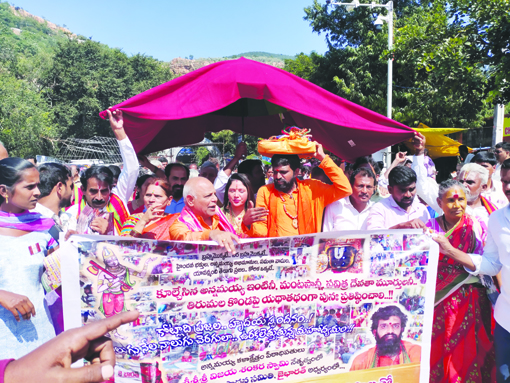 అందరి కోరిక అదే...! అన్నమయ్య ఇల్లు పునర్నిర్మించాలి 11.5 లక్షల సంతకాలు సేకరణ గృహసాధన సమితి భారీ ర్యాలీ