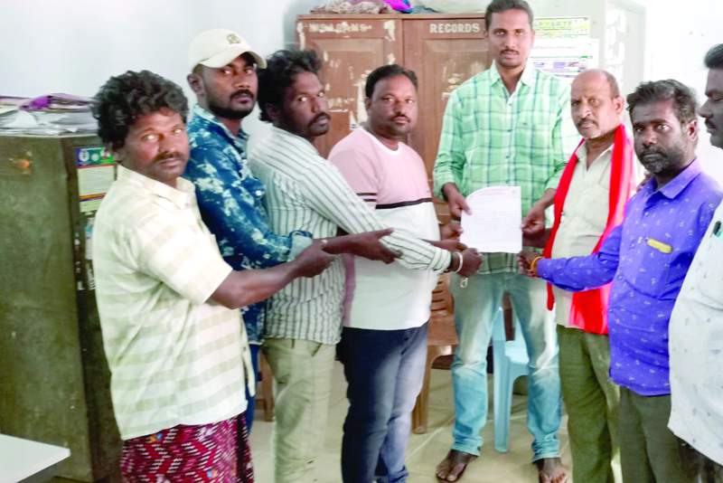 పెనుకొండలో జూనియర్‌ అసిస్టెంట్‌ హమీద్‌కు వినతిపత్రం సమర్పిస్తున్న సిఐటియు నాయకులు, భవన నిర్మాణ కార్మికులు