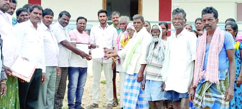   సచివాలయ అధికారికి వినతిపత్రం సమర్పిస్తున్న సిపిఎం నాయకులు, బాధితులు