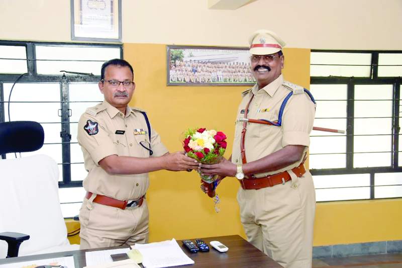   అదనపు ఎస్పీ రామకృష్ణప్రసాద్‌కు బొకే అందజేస్తున్న ఎఆర్‌ డీఎస్పీ జెడ్‌.విజరుకుమార్‌
