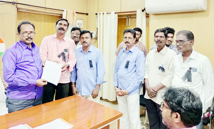 ఆర్‌డిఒకు వినతి పత్రం అందజేస్తున్న సంఘం నాయకులు