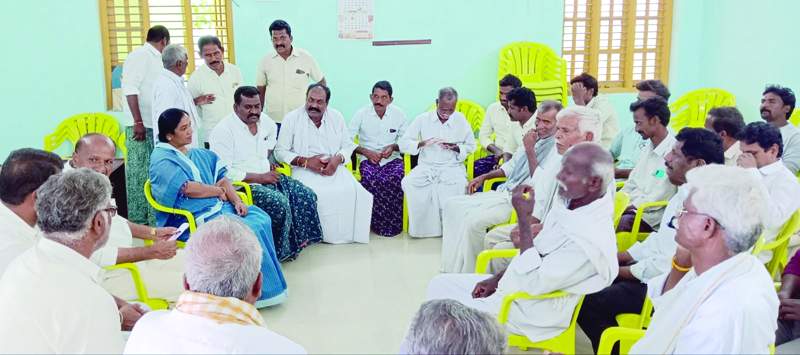   మాట్లాడుతున్న మాజీ మంత్రి పరిటాల సునీత