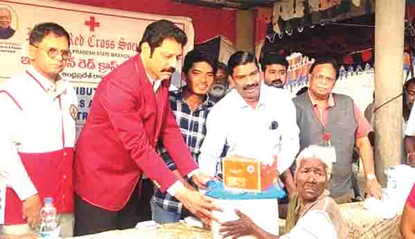 ప్రజలకు నిస్వార్థంగా సేవలు