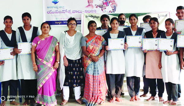 ఐద్వా ఆధ్వర్యంలో వ్యాసరచన పోటీలు