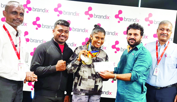 చెస్‌ బాక్సింగ్‌ క్రీడాకారిణి అరుణకు బ్రాండిక్స్‌ రూ.లక్ష ఆర్థిక సాయం