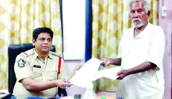 పరిహారం సొమ్ము స్వాహా చేసిన వైసిపి నేతపై ఫిర్యాదు