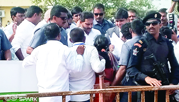 నేవీ నిర్వాసితుల సమస్యలపై సిఎంకు వినతి