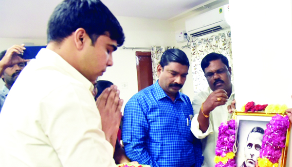 పొట్టి శ్రీరాములును స్ఫూర్తిగా తీసుకోవాలి