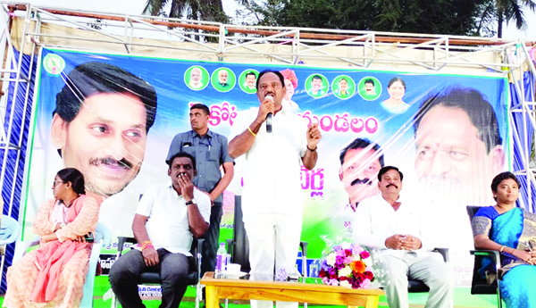 వాలంటీర్లు చిత్తశుద్ధితో సేవలు అందించాలి