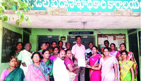 మిడ్డేమీల్స్‌ కార్మికుల సమస్యలపై ఆందోళన