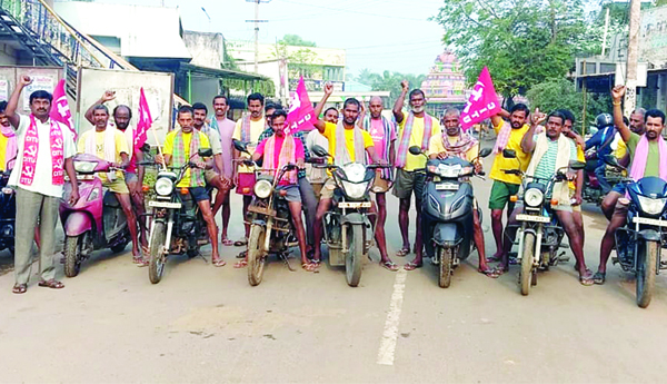 సిఐటియు జిల్లా మహాసభ జయప్రదానికై బైక్‌ ర్యాలీ