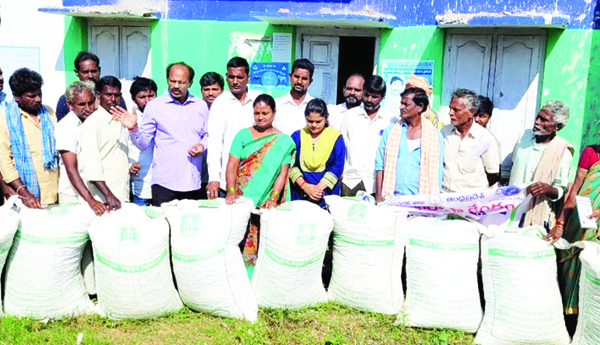 రైతులకు వేరుశనగ విత్తనాలు పంపిణీ