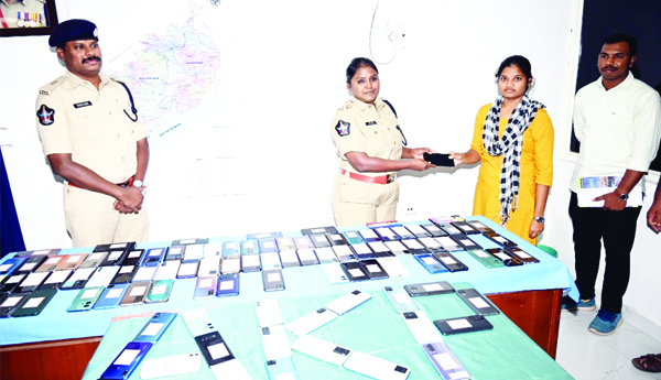 రూ.25 లక్షల విలువైన ఫోన్లు బాధితులకు అందజేత