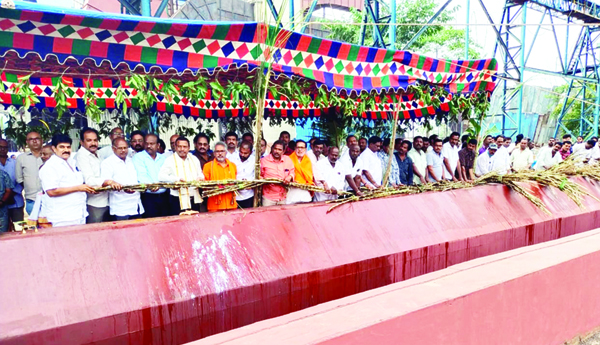 గోవాడ సుగర్‌ ఫ్యాక్టరీలో క్రషింగ్‌ ప్రారంభం