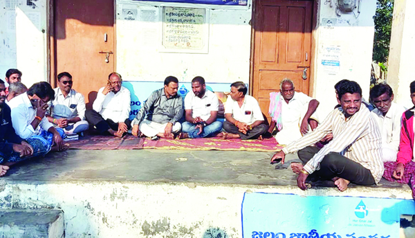 ప్రైవేటు వ్యక్తుల చేతుల్లో మోసపోవద్దు