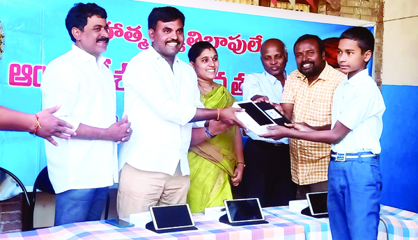 విద్యార్థులకు ట్యాబ్‌లు పంపిణీ